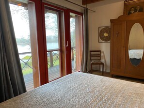 2 bedrooms, desk, WiFi, wheelchair access