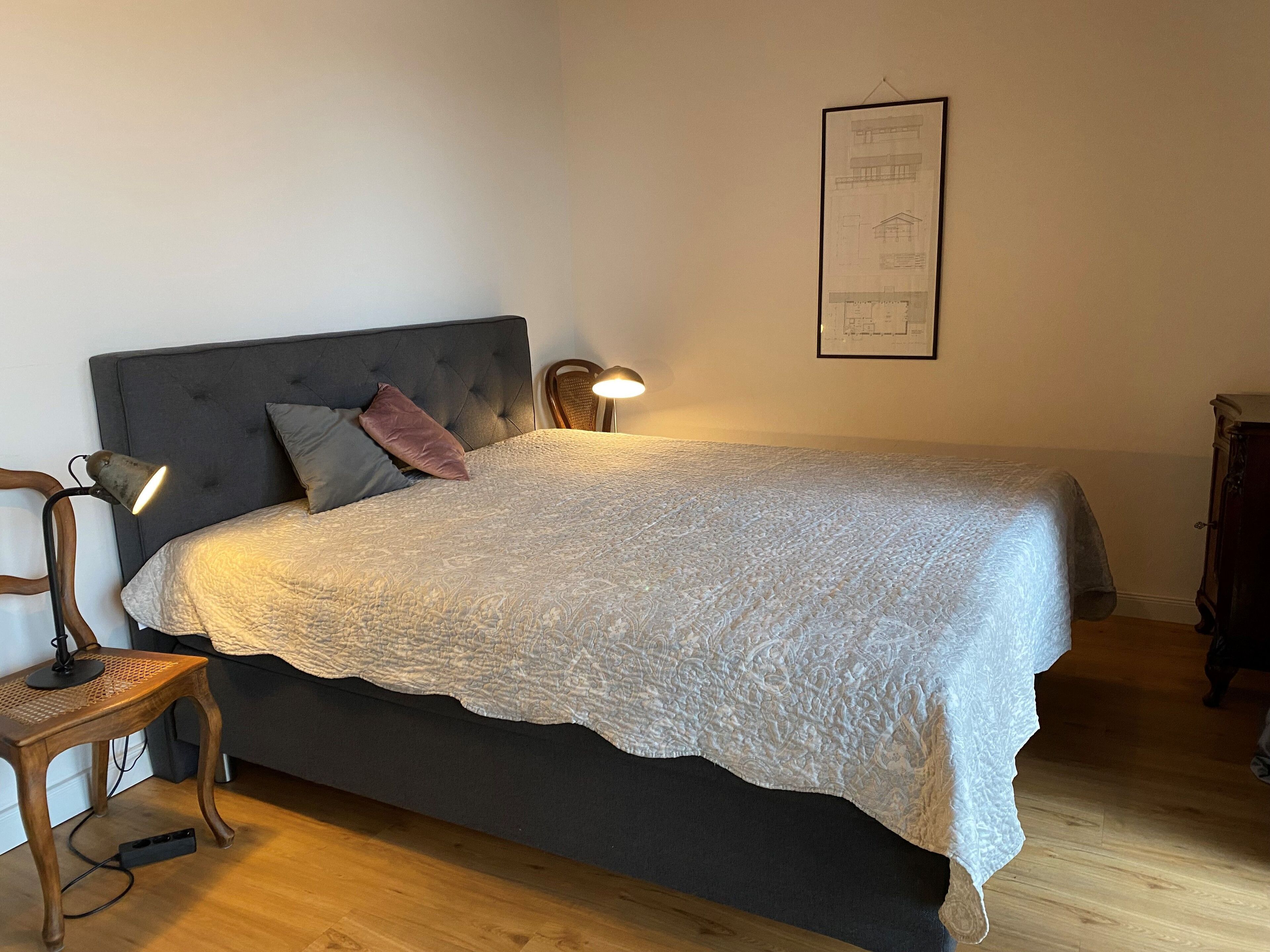 2 bedrooms, desk, WiFi, wheelchair access