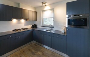 Een koelkast, een kookplaat, een vaatwasser