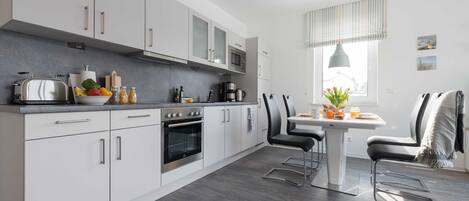 Frigorífico, microondas, horno y lavavajillas