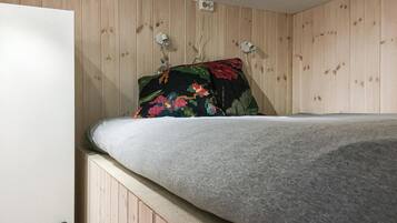 1 sovrum, internet och sÀngklÀder