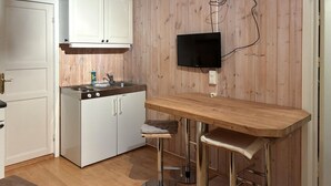 Kaffetrakter/tekoker, kjøleskap, kokeplater og kjøkkenutstyr
