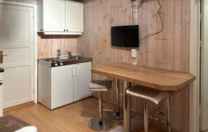 Kjøleskap, kokeplater og kaffetrakter/tekoker