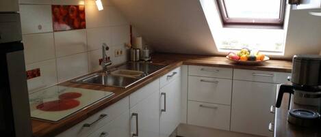 Réfrigérateur, four, lave-vaisselle, chaise haute