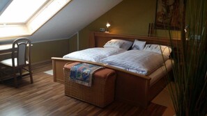 2 Schlafzimmer, Schreibtisch, Reisekinderbett, WLAN