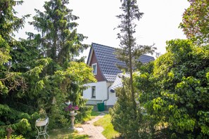 Property grounds - Holiday home overlooking the Peene river - holiday home (Kröslin)