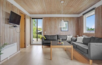 Awesome home in Glesborg with WiFi
