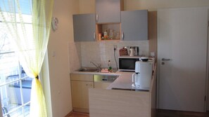 Réfrigérateur, four à micro-ondes, un four, lave-vaisselle