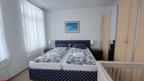 2 bedrooms, travel cot, WiFi, bed sheets - Vacation apartment Ostseetraum (right) - Holiday apartments - with style - Object 49650 (Rostock)