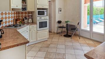 Réfrigérateur, plaque de cuisson, lave-vaisselle, cafetiÚre/bouilloire