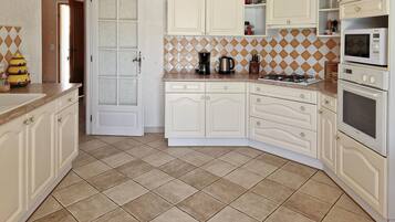 Réfrigérateur, plaque de cuisson, lave-vaisselle, cafetiÚre/bouilloire