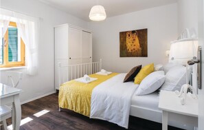 4 bedrooms, travel cot, free WiFi, bed sheets