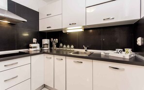 Køleskab, mikrobølgeovn, kogeplade, opvaskemaskine