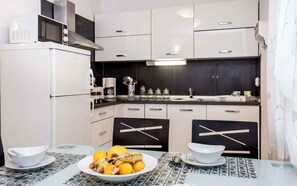 Køleskab, mikrobølgeovn, kogeplade, opvaskemaskine