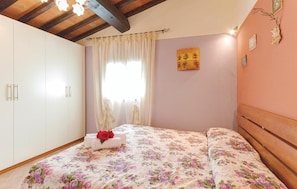 2 bedrooms, travel cot, bed sheets