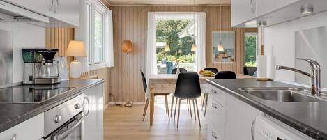 Een koelkast, een kookplaat, een vaatwasser