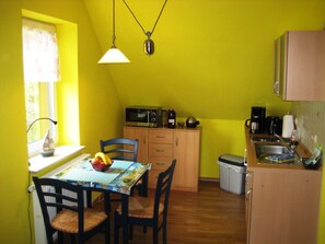 Refrigerador, microondas y periquera 