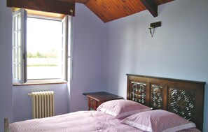 3 bedrooms, travel cot