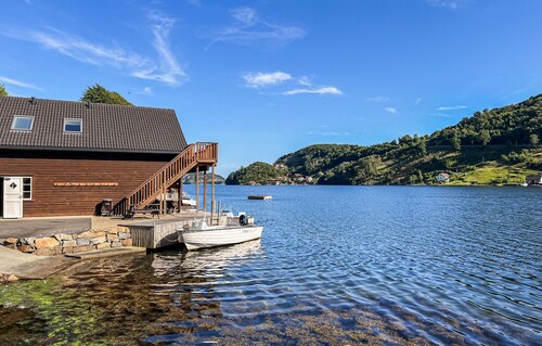 Cozy home in Farsund with house sea view
