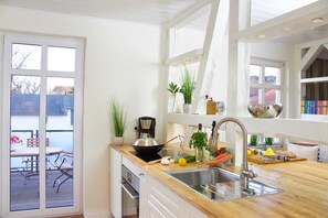 Fridge, oven, dishwasher, coffee/tea maker