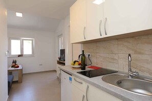 Fridge, microwave, stovetop, coffee/tea maker - Holiday apartment with air conditioning and Internet (Dobrinj)