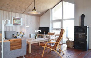 Smart TV, fireplace, stereo