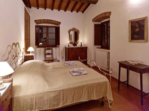 2 bedrooms, travel cot, WiFi, bed sheets