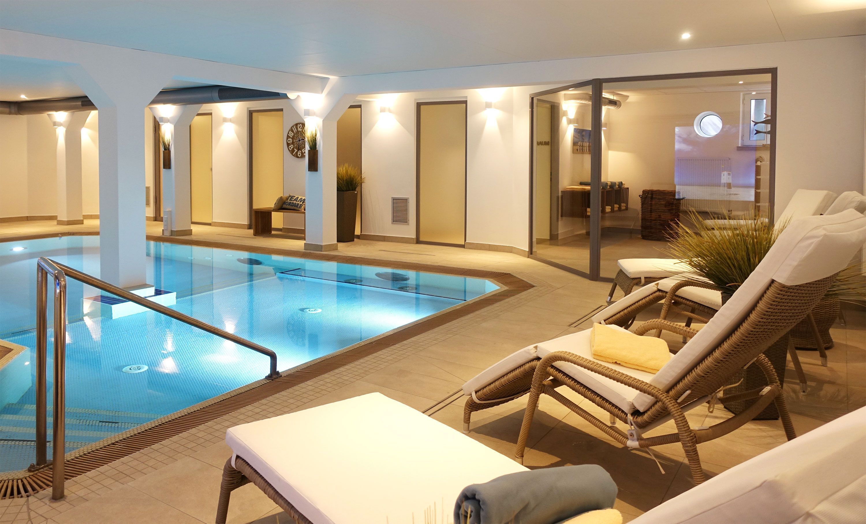 Una piscina cubierta