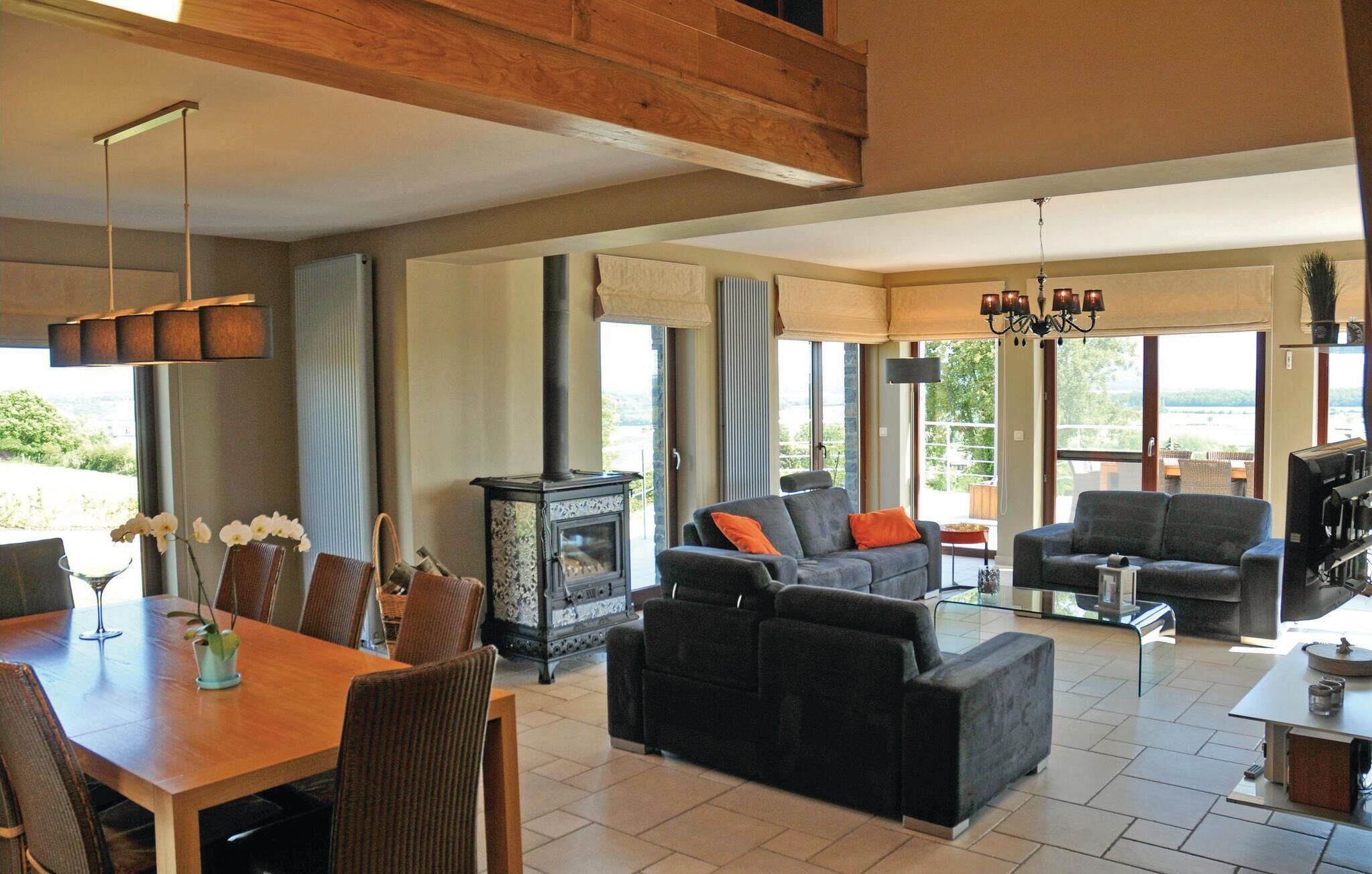 المنشأة من الداخل