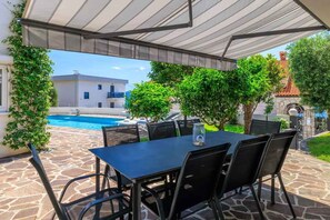 Outdoor dining - Studio with communal pool and balcony (Crikvenica)