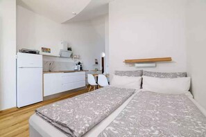 1 bedroom, WiFi - Studio with communal pool and balcony (Crikvenica)