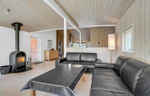 TV, fireplace, DVD player, foosball - Stunning home in Væggerløse with sauna (Væggerløse)