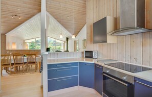 ثلاجة، موقد طهي مسطح، غسالة أطباق، ماكينة لصنع القهوة/الشاي