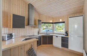 Fridge, stovetop, dishwasher, coffee/tea maker - Stunning home in Væggerløse with sauna (Væggerløse)