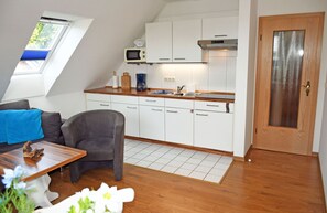 Køleskab, mikrobølgeovn, kaffe-/temaskine, elkedel