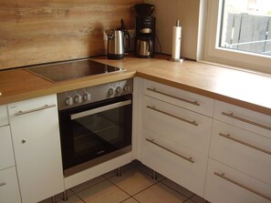 Kühlschrank, Mikrowelle, Ofen, Hochstuhl