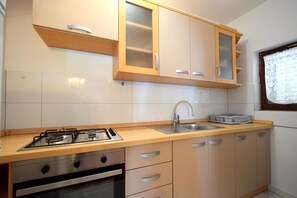 Kjøleskap, ovn, kokeplater og oppvaskmaskin