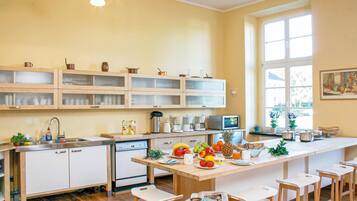 Kühlschrank, Mikrowelle, Herdplatte, Geschirrspüler
