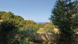 A garden with various plants and a view of the sea. - Awesome home in Coti-Chiavari (Coti-Chiavari)