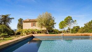 A stone house with a swimming pool, surrounded by greenery and trees. - Awesome home in Coti-Chiavari (Coti-Chiavari)
