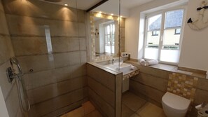 Shower, towels - Boddenblick terrace with water view 100m to the marina - Landhaus Gager 100 m (Gager)