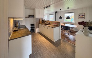 Fridge, stovetop, dishwasher, coffee/tea maker - Cozy home in Sydals with sauna (Sydals)