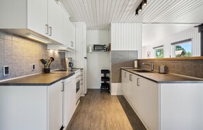 Réfrigérateur, plaque de cuisson, lave-vaisselle, cafetière/bouilloire