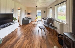 TV, fireplace, stereo