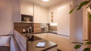 Kühlschrank, Mikrowelle, Ofen, Geschirrspüler