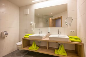 Een douche, een haardroger, handdoeken