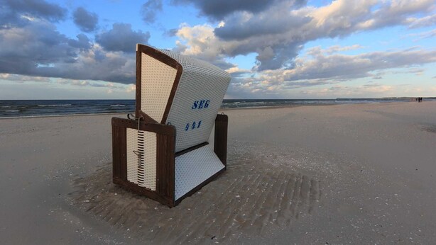 A beach chair with the numbers "SEG 441" on it, placed on a sandy beach with the ocean in the background. - Vacation home Sellin, child-friendly, barbecue, terrace, WLAN - Holiday home (Karlshagen)