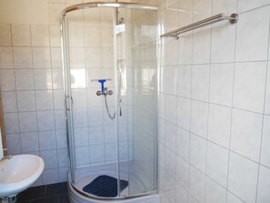 Ducha, jabón y papel higiénico