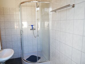 Regadera, jabón, papel de baño 