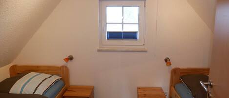 2 bedrooms, travel cot, WiFi, bed sheets